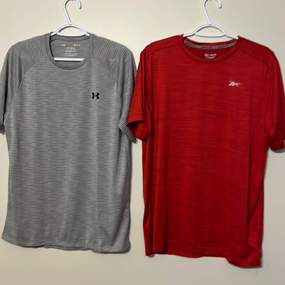 LOT OF 2 MENS MEDIUM M UNDER ARMOR REEBOK SHORT SLEEVE T SHIRTS RED GRAY